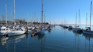A marina with various boats docked. - Comfortable, cozy and comfy apartment by the Ria Formosa (Olhão)