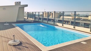 A rooftop swimming pool with a clear view of the cityscape. - Comfortable, cozy and comfy apartment by the Ria Formosa (Olhão)