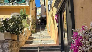 Un carrer estret amb escales de pedra que condueixen a l'entrada d'un edifici.