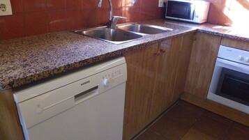 Een koelkast, een microgolfoven, een oven, een kookplaat