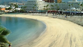 En la playa y toallas de playa