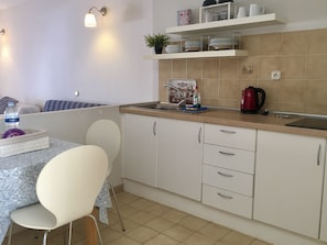 Kühlschrank, Mikrowelle, Ofen, Herdplatte