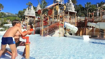 Una piscina al aire libre, una piscina climatizada