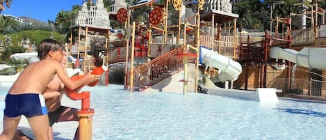 Una piscina al aire libre, una piscina climatizada