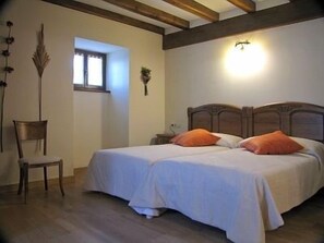 9 bedrooms, iron/ironing board, WiFi, bed sheets - Casa Martikonea for 16 people (Basaburua)