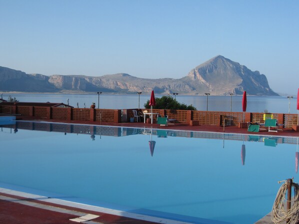 Piscina a l'aire lliure de temporada, para-sols i gandules 