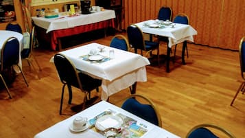 Bữa sáng buffet hàng ngày với phụ phí nhỏ