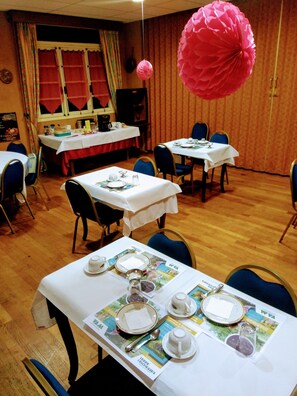 Petit déjeuner buffet (8 EUR par personne)