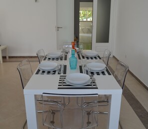 Dining - New, full of light, centre of Cascais, 3 bedrooms, 3 toilets, A/C, up to 8 guests (Cascais)