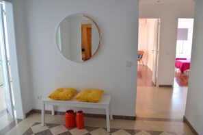 3 bedrooms, iron/ironing board, internet, bed sheets
