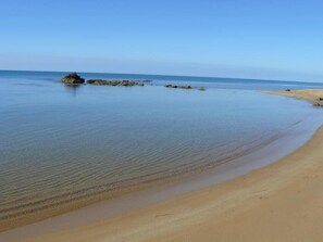 Una spiaggia nelle vicinanze