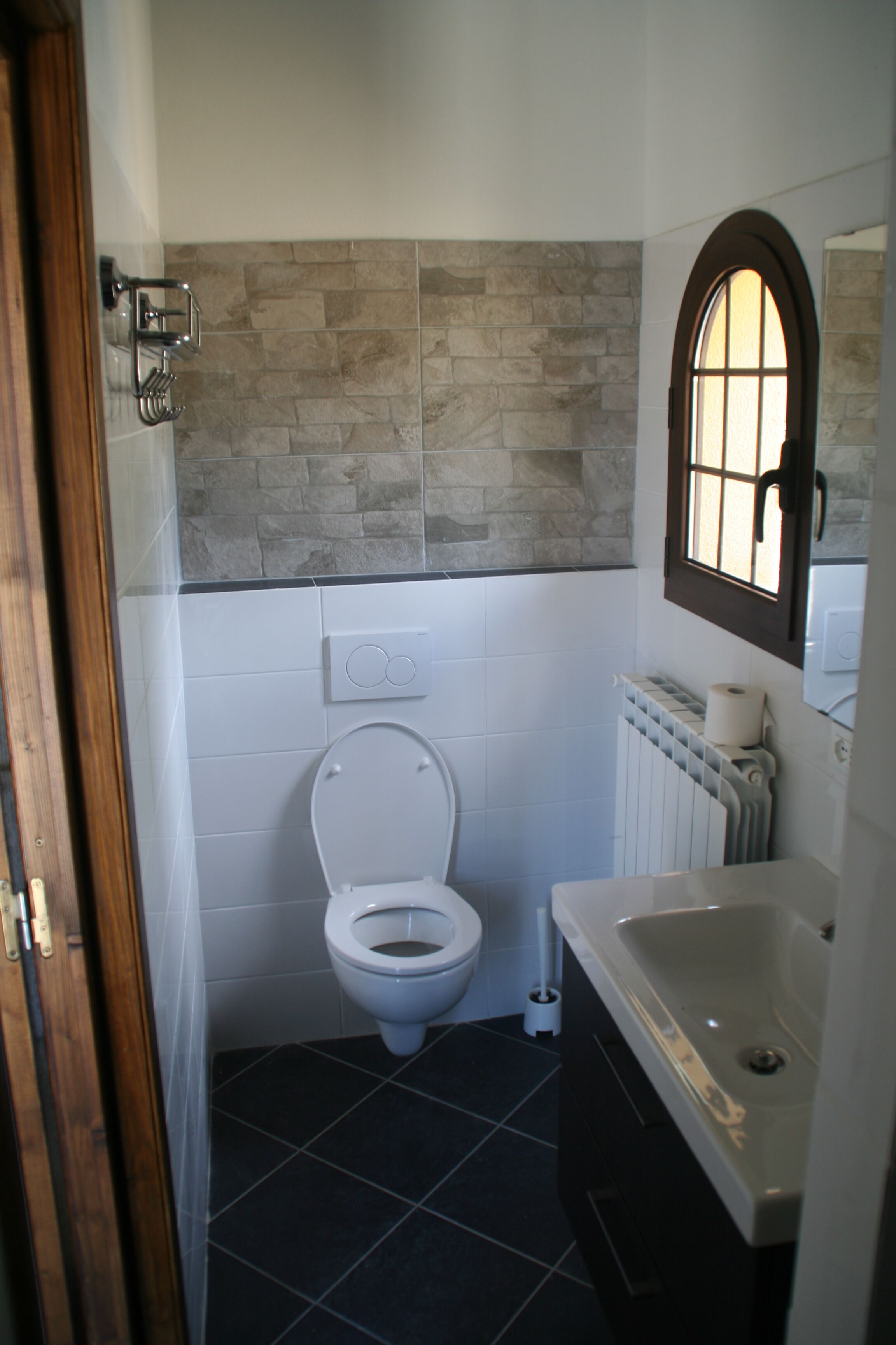 Combined shower/tub, bidet, towels, soap