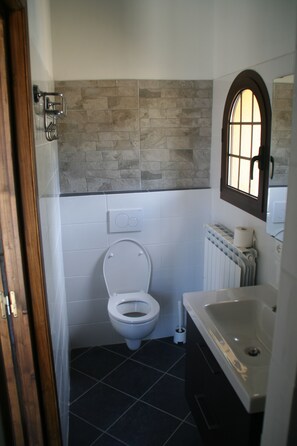 Duschwanne, Bidet, Handtücher, Seife