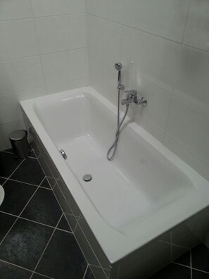 Duschwanne, Bidet, Handtücher, Seife