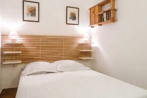 4 bedrooms, in-room safe, iron/ironing board, free WiFi