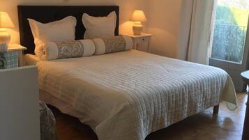 4 chambres, coffres-forts dans les chambres, fer et planche Ă  repasser