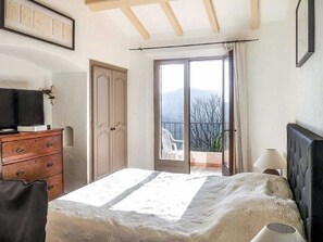 4 bedrooms, in-room safe, iron/ironing board, free WiFi