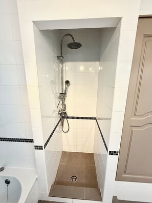 Combined shower/bathtub, hair dryer, towels, soap - 🌟 Charming 4-Bedroom Villa with Heated Pool.  Beautiful views towards Cannes. (Les Adrets-de-l'Esterel)