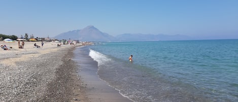 Una spiaggia nelle vicinanze, lettini da mare