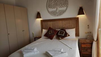 3 bedrooms, in-room safe, iron/ironing board, travel crib