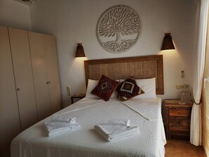 3 bedrooms, in-room safe, iron/ironing board, travel crib - Villa Ra - Enchanting Moraira Villa with Secluded Pool and Sea View (Alicante)