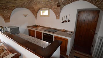 Frigorifero, microonde, forno, piano cottura