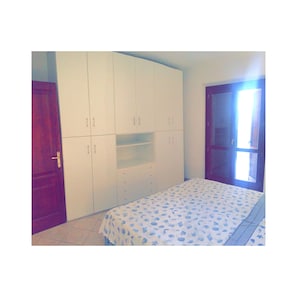 1 habitación, tabla de planchar con plancha y ropa de cama 
