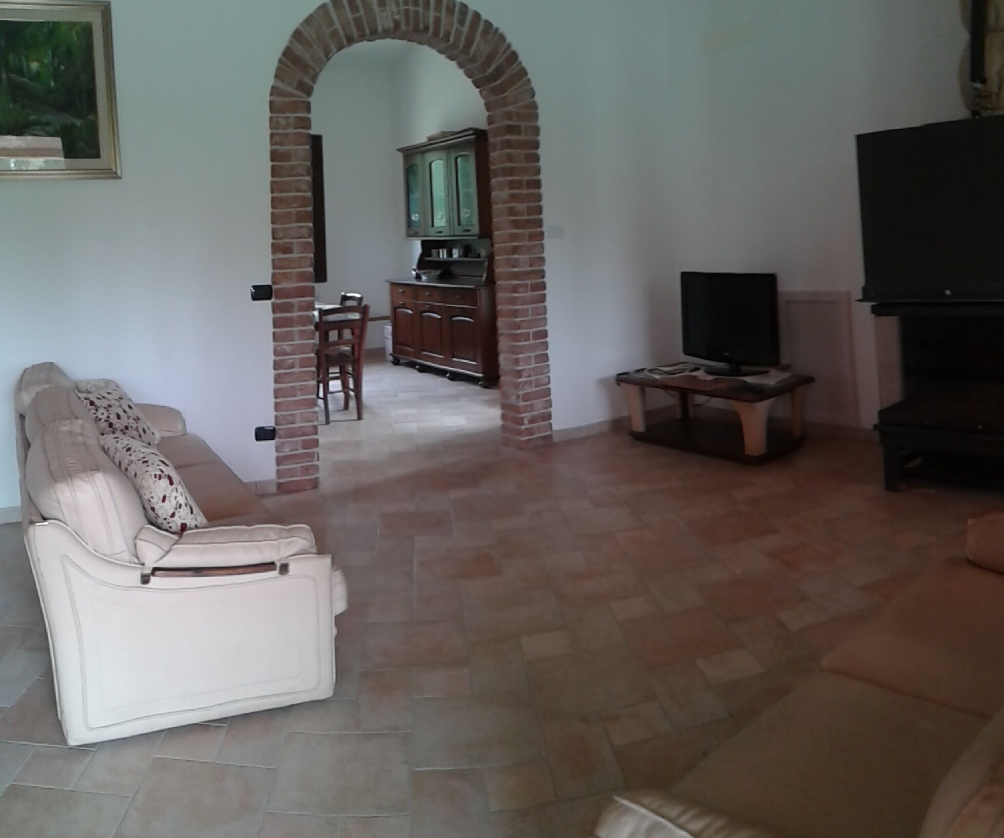 Una Smart TV, una chimenea, un reproductor de DVD, libros