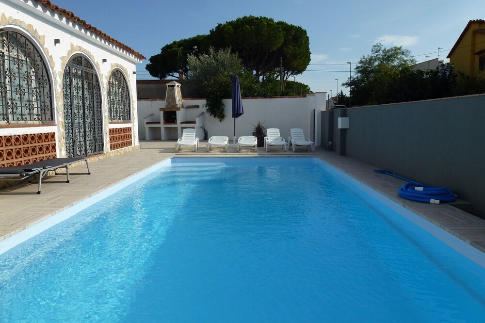 Villa to rent in Spain Escala 10 pers. With large pool