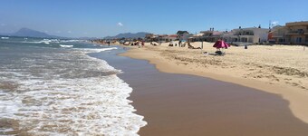 Spacious townhouse with roof terrace and amazing views over old town. Sleeps 6.