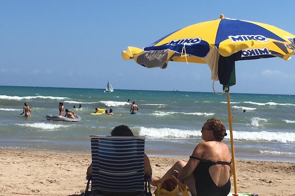 Plage à proximité, chaises longues