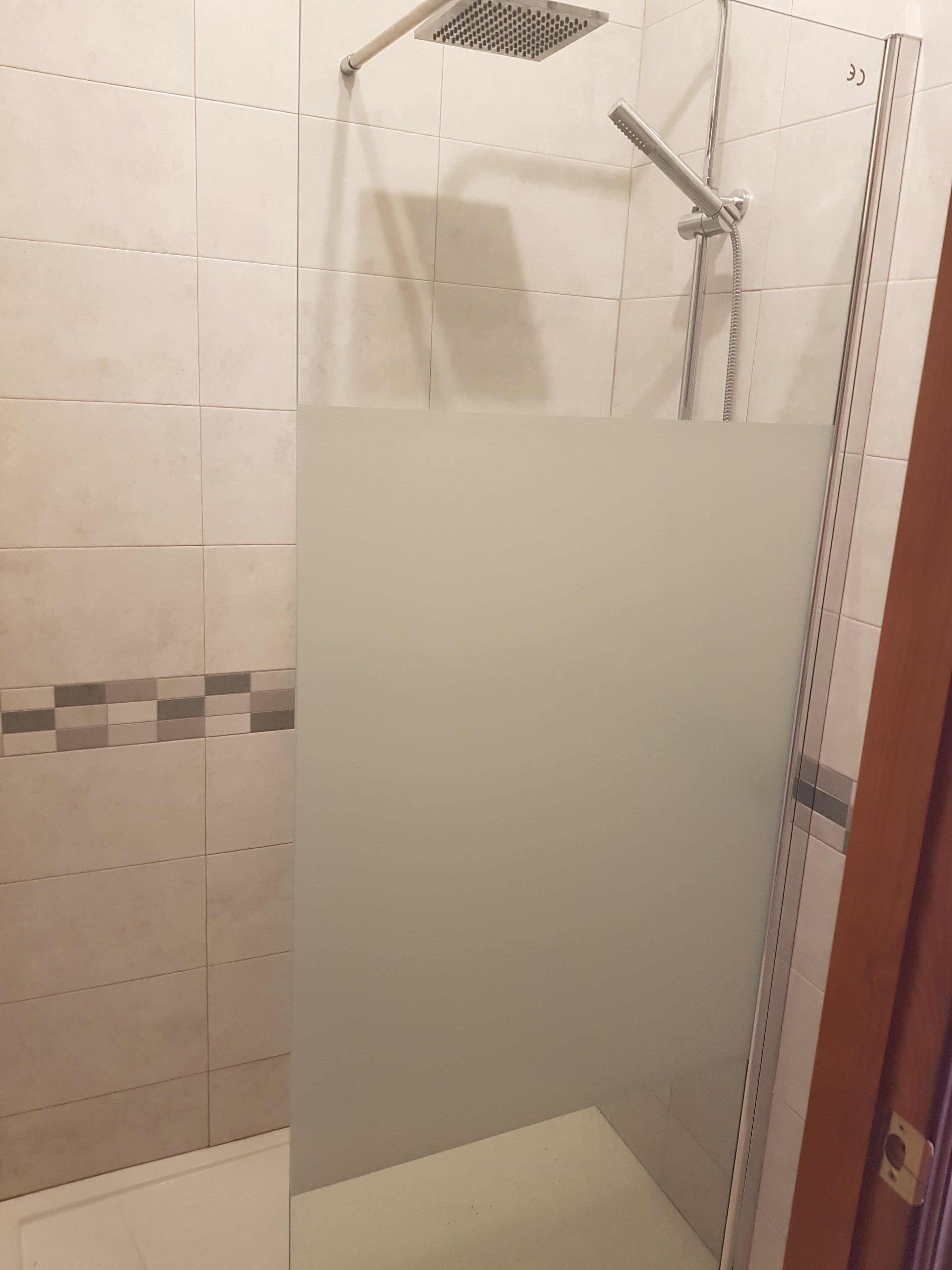 Een bad/douchecombinatie, een haardroger, een bidet, handdoeken