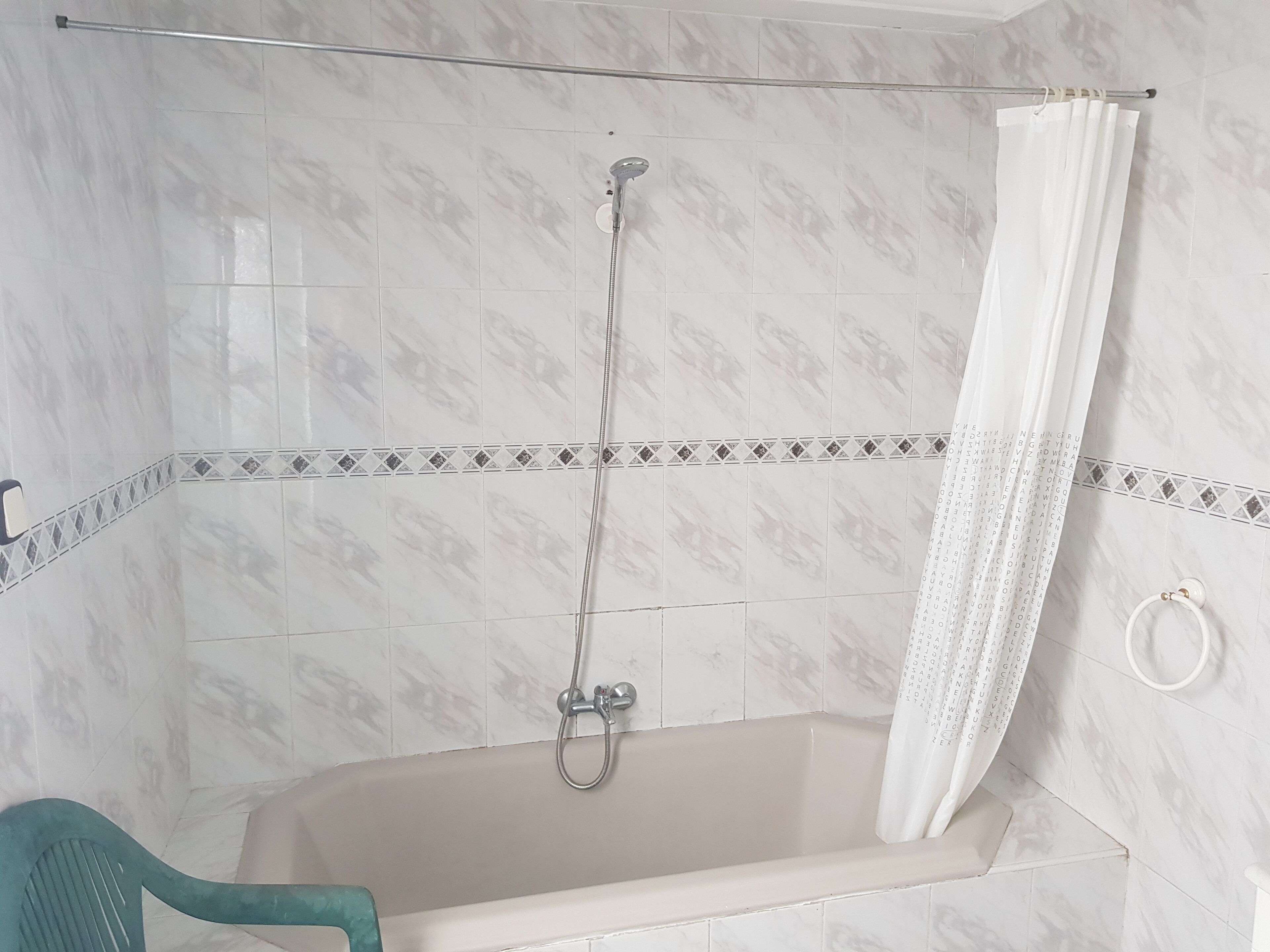 Une salle de bain avec une baignoire, une douche et des toilettes.