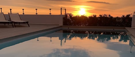 Una piscina al aire libre