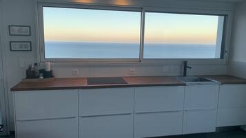 Een koelkast, een oven, een vaatwasser, een koffiezetapparaat/waterkoker