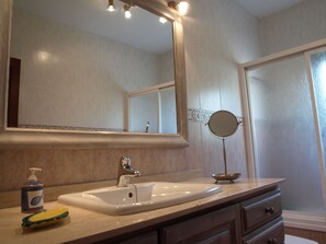 Ensemble douche/baignoire, sèche-cheveux, bidet, serviettes fournies