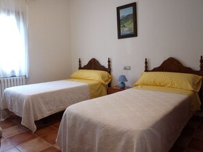 3 chambres, fer et planche à repasser, Wi-Fi, draps fournis