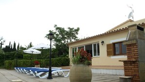 A patio with a swimming pool, lounge chairs, and a large planter. - CAN LA (Wi-Fi Villa) (Pollensa)