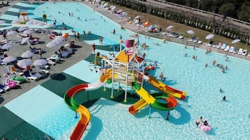 3 piscines extérieures, parasols de plage, chaises longues