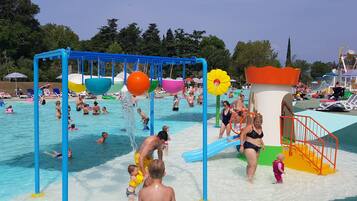 3 Außenpools, Sonnenschirme, Liegestühle