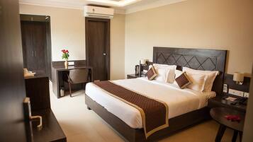 Habitación Deluxe, 1 cama doble, fumadores, vistas a la ciudad | 1 dormitorio, caja fuerte, escritorio y sistema de insonorización