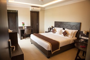 Chambre Deluxe, 1 lit double, fumeurs, vue ville | 1 chambre, coffres-forts dans les chambres, bureau