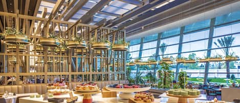 Daily buffet breakfast (DZD 3000 per person)