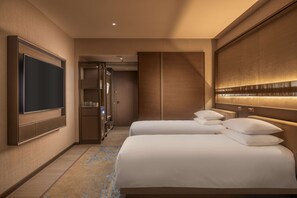 Habitación, 2 camas individuales | Minibar, caja fuerte, escritorio y cortinas opacas