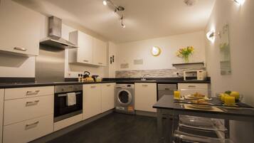 City Apartment | Private kitchen | Full-sized fridge, microwave, oven, dishwasher