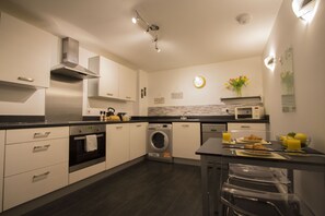 Departamento urbano | Cocina privada | Refrigerador con congelador, microondas, horno y lavavajillas 