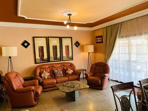 Televisio, DVD-soitin, pöytätennispöytä, kirjoja