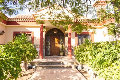 VIVIENDA VACACIONAL FLORATERE. Gran casa con espléndida piscina y solarium.
