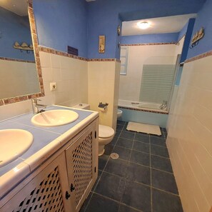 Ensemble douche/baignoire, sèche-cheveux, bidet, serviettes fournies