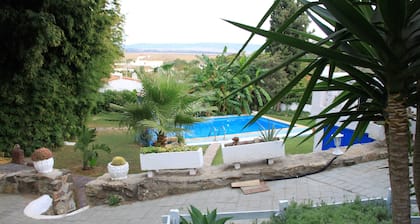 VILLA AVEC GRAND JARDIN ET PISCINE DANS UN ENVIRONNEMENT NATUREL
